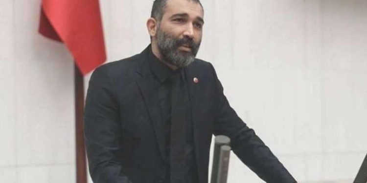 ‘Ülkeyi terk etti’ savlarına Barış Atay’dan cevap