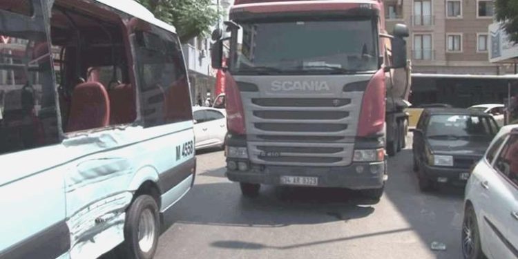 Ümraniye’de yolcu dolu dolmuş ile TIR çarpıştı: 5 yaralı
