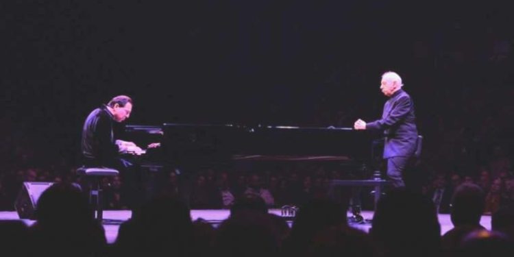 Usta isimler evvelki akşam ENKA Açıkhava Tiyatrosu’ndaydı: Nâzım Hikmet, Say, Erkal ve yağmur…