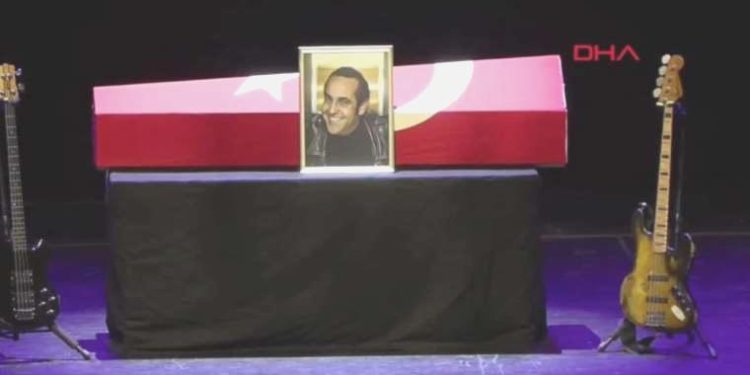 Usta sanatçı Özkan Uğur’a veda… Son seyahatine uğurlanıyor!