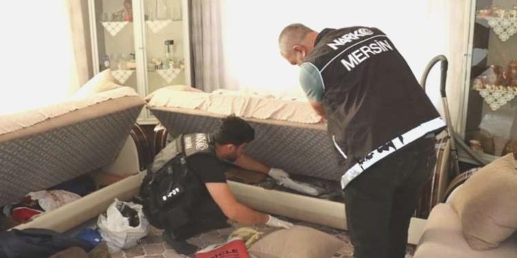 Uydurma kimlik ve pasaport düzenleyen cürüm örgütüne operasyon: 14 gözaltı