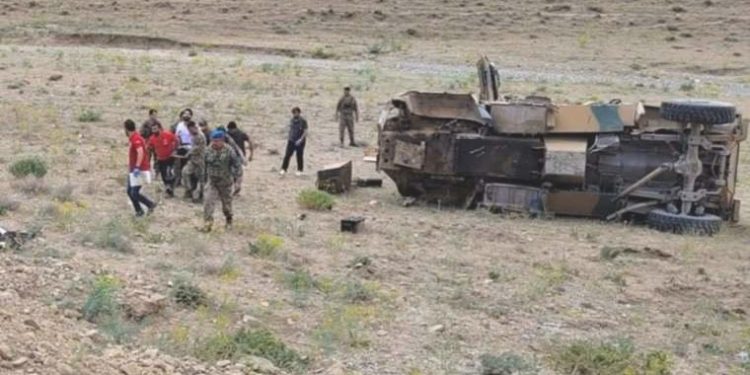 Van’da askeri araçla araba çarpıştı: 1 meyyit, 13 asker yaralı