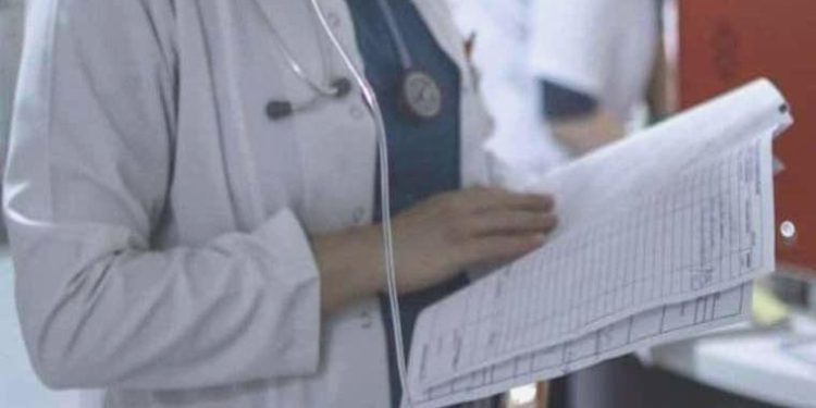 Yan Kol Uzmanlık İmtihanı’nı kazanan tabiplerin zarurî hizmeti yarıya düşürüldü