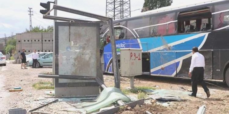 Yolcu otobüsü hem minibüse hem durağa çarptı!