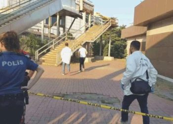 Yürüyen merdivenin altında bebek cesedi bulundu