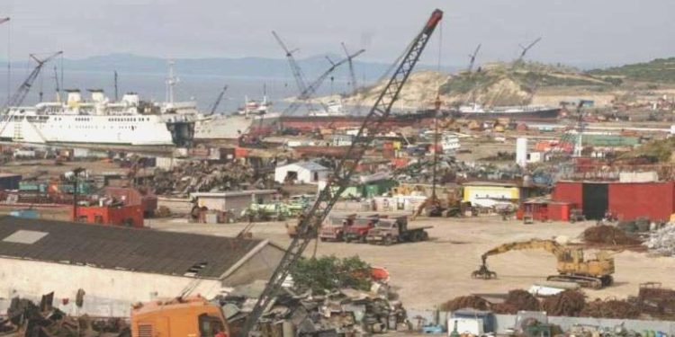 Zehir gemisi Aliağa’da: Libya’da uzun yıllar kimyasal atık depolamak için kullanılan tanker İzmir’e getirilmiş