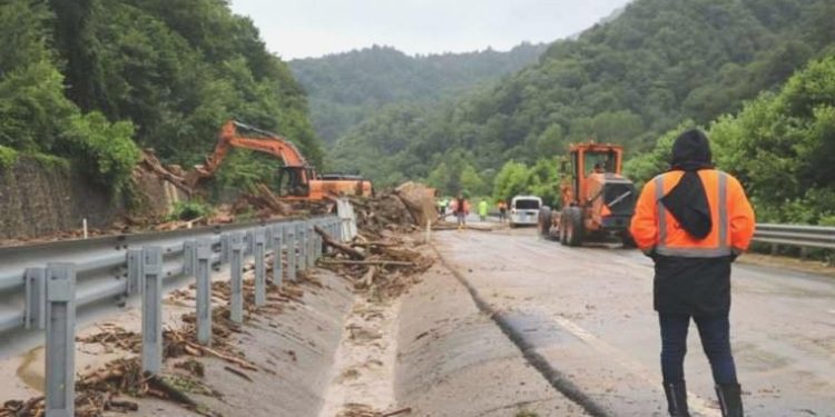 Zonguldak-İstanbul karayolu heyelan nedeniyle ulaşıma kapatıldı