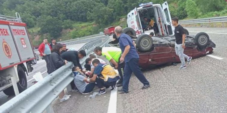 Zonguldak’ta arabalar çarpıştı: 1’i bebek 8 yaralı