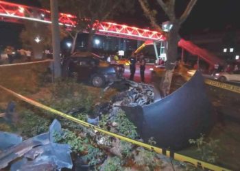 16 yaşındaki şoför araba ile makas atarken ağaca çarptı: 3 yaralı