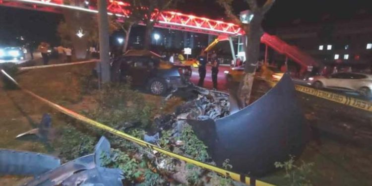 16 yaşındaki şoför araba ile makas atarken ağaca çarptı: 3 yaralı