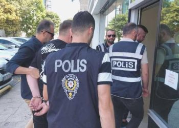 2 kişiyi yaralamışlardı… Düğün konvoyuna ateş açan kardeşler tutuklandı!