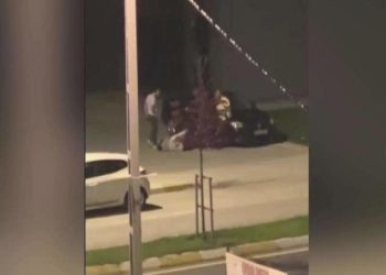 4 erkek bir bayanı darbetti: Soruşturma başlatıldı!