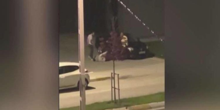 4 erkek bir bayanı darbetti: Soruşturma başlatıldı!