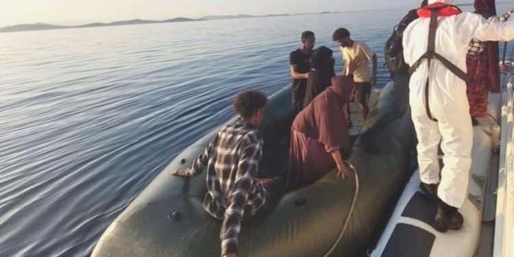 Açık denizde sürükleniyorlardı: Ayvalık açıklarında 13 kaçak göçmen kurtarıldı