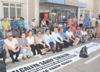 Adana’da orta hasarlı hastane için oturma aksiyonu