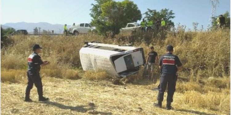 Adıyaman’da servis minibüsü şarampole devrildi: Çok sayıda yaralı!