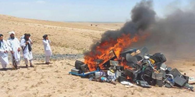 Afganistan’da Taliban müzik aletlerini yaktı