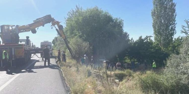 Afyonkarahisar’da emekçi servisi devrildi: 3 meyyit, 11 yaralı