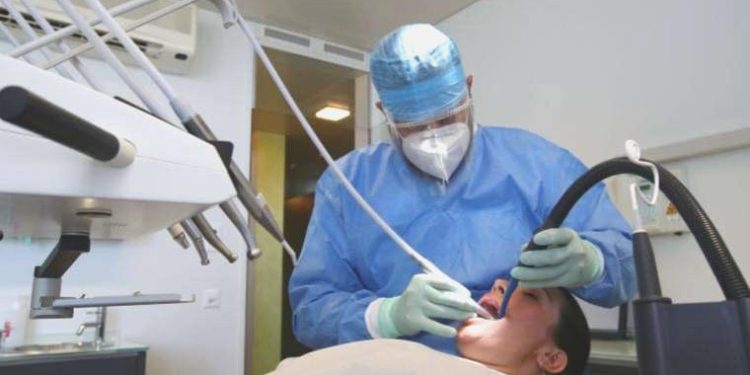 Ağız ve diş sıhhati krizi büyüyor: Tabiple hasta karşı karşıya