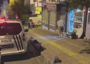 Ailesiyle kapının önünde otururken silahlı hücuma uğradı