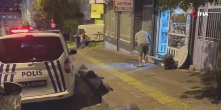 Ailesiyle kapının önünde otururken silahlı hücuma uğradı