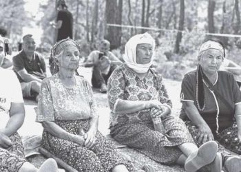 Akbelen direniyor: Askerler de kesilecek ağaçların gölgesine sığındı