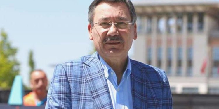 Ankara’da mahallî seçim uğraşı: Melih Gökçek tekrar sahnede