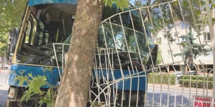 Ankara’da minibüs demir parmaklıklara çarptı: Çok sayıda yaralı!