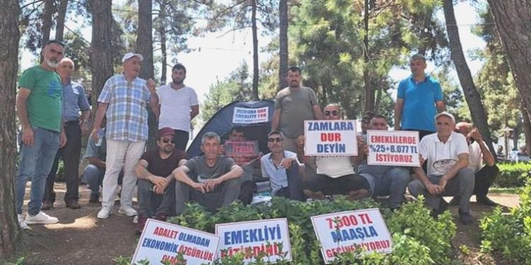 Ankara’ya yürümeleri engellendi: Emekliler oturma aksiyonu başlattı