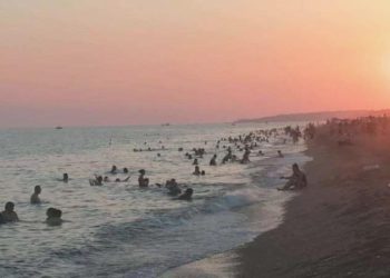 Antalya kavruluyor, denize girmek isteyen güneşin batmasını bekliyor