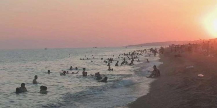 Antalya kavruluyor, denize girmek isteyen güneşin batmasını bekliyor