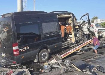 Antalya’da çeşit minibüsü TIR’a geriden çarptı: 2 meyyit, 10 yaralı