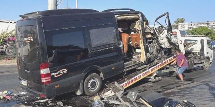Antalya’da tıp minibüsü TIR’a arttan çarptı: 2 meyyit, 10 yaralı