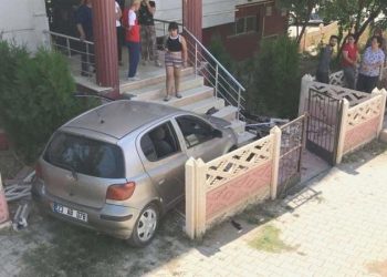 Araba apartman bahçesine uçtu: 2’si çocuk 3 kişi yaralandı!