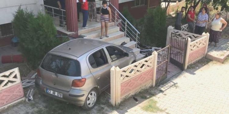 Araba apartman bahçesine uçtu: 2’si çocuk 3 kişi yaralandı!