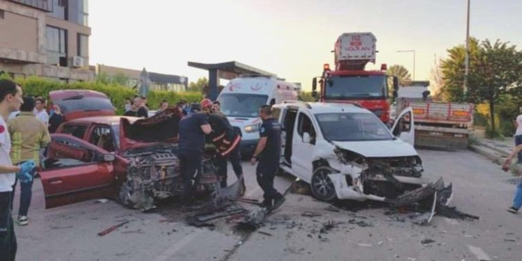 Araç ile araba çarpıştı: Yaralılar var!