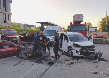 Araç ile araba çarpıştı: Yaralılar var!