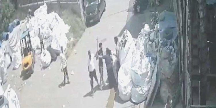 Ataşehir’de ‘hız’ hengamesi: Satır ve bıçakla dükkan bastı