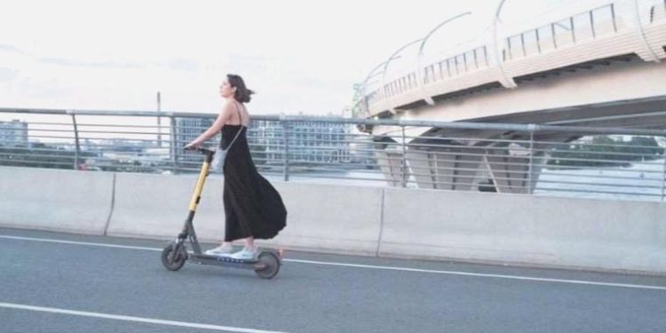 Avusturya’da elektrikli scooter kullanıcılarına “kask zorunluluğu” önerisi