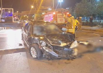 Bakırköy kıyı yolunda, 3 araca çarpan araba takla attı: 4 yaralı