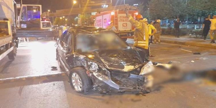 Bakırköy kıyı yolunda, 3 araca çarpan araba takla attı: 4 yaralı