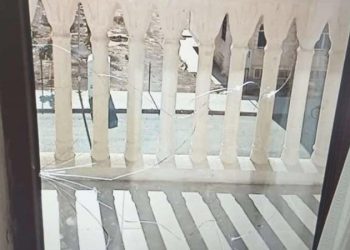 Balkonun camı 51 dereceye dayanamayıp çatladı!