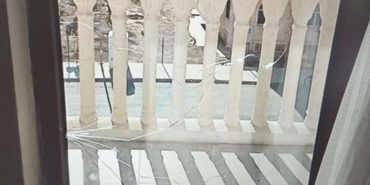 Balkonun camı 51 dereceye dayanamayıp çatladı!