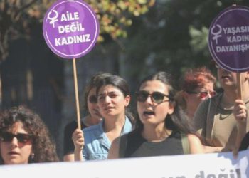 Bayanlar laik eğitim istedi