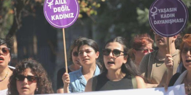 Bayanlar laik eğitim istedi