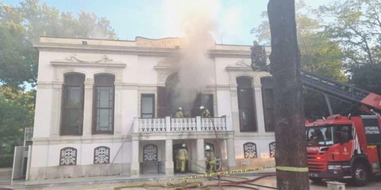 Beşiktaş Yıldız Parkı’nda bulunan Çadır Köşkü’nde yangın!