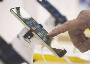 Böylesi görülmedi! Telefon alıp görüntü çekmek için 8 aylık bebeğini sattı