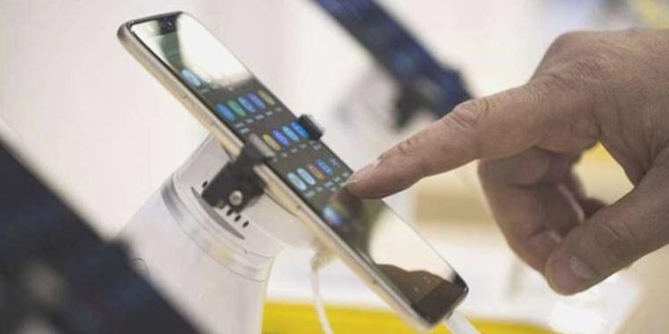 Böylesi görülmedi! Telefon alıp görüntü çekmek için 8 aylık bebeğini sattı