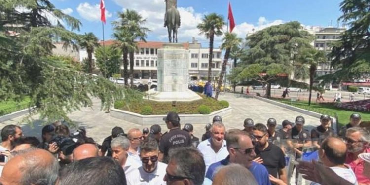 Bursa Valiliği Lozan anmasına müsaade vermedi, Atatürk heykelini kapattı