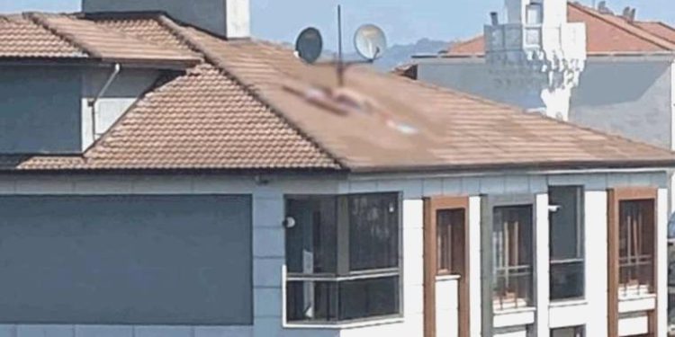 Çatıda çıplak halde güneşlenen şahsa verilen ceza aşikâr oldu